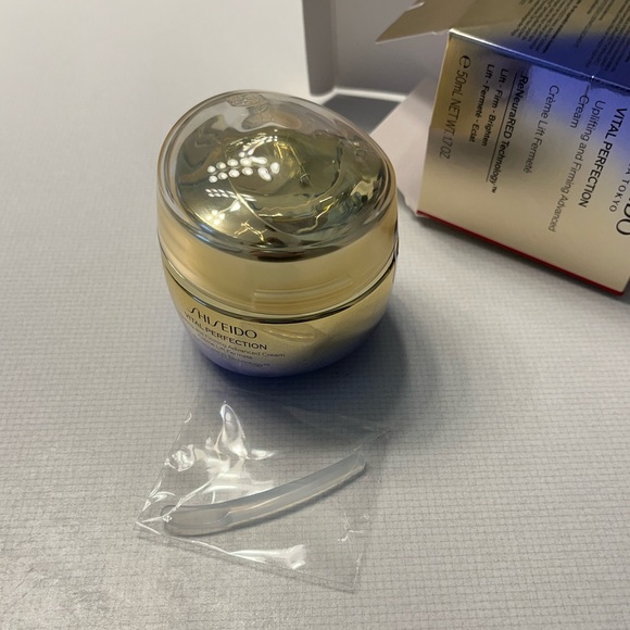 Shiseido Vital Perfection Brand New in Box!! - Picture 16 of 16